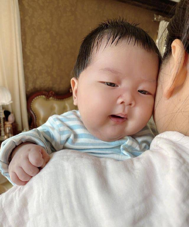 宁桓宇晒儿子近照从秀气外形变白白胖胖虎视眈眈模样可爱
