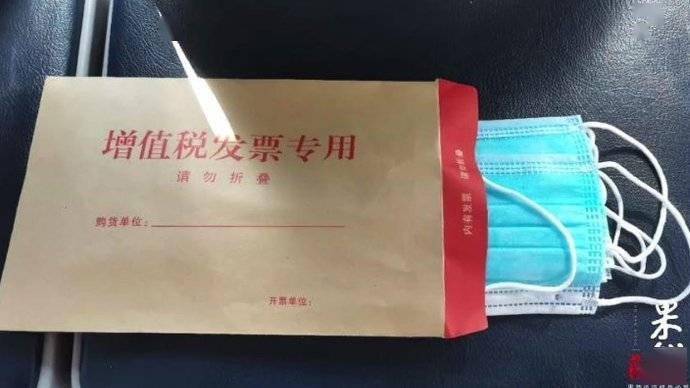 公交驾驶员赠乘客备用口罩,乘客买10副口罩相赠