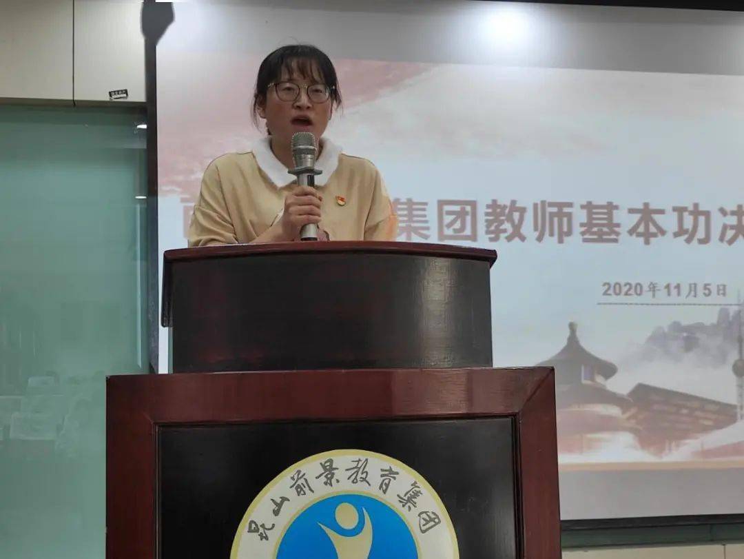 个多小时的激烈角逐,由评委组老师对每位选手的作品进行了仔细的打分