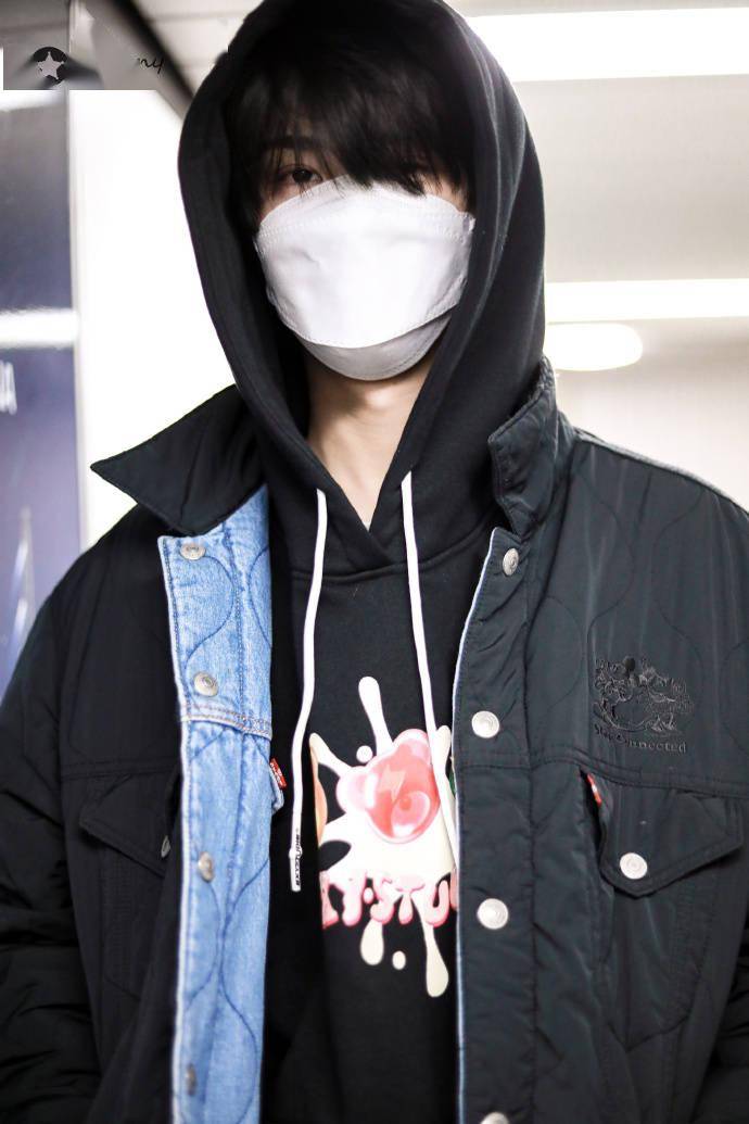 黄明昊清晨机场出发平时的活力素小贾也困到睁不开眼