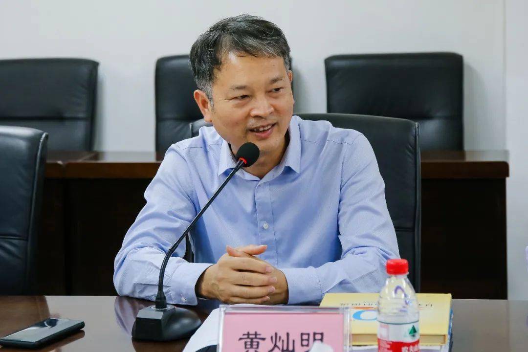 室张宏杰老师,东莞市第六高级中学党委副书记,办公室主任徐建刚同志