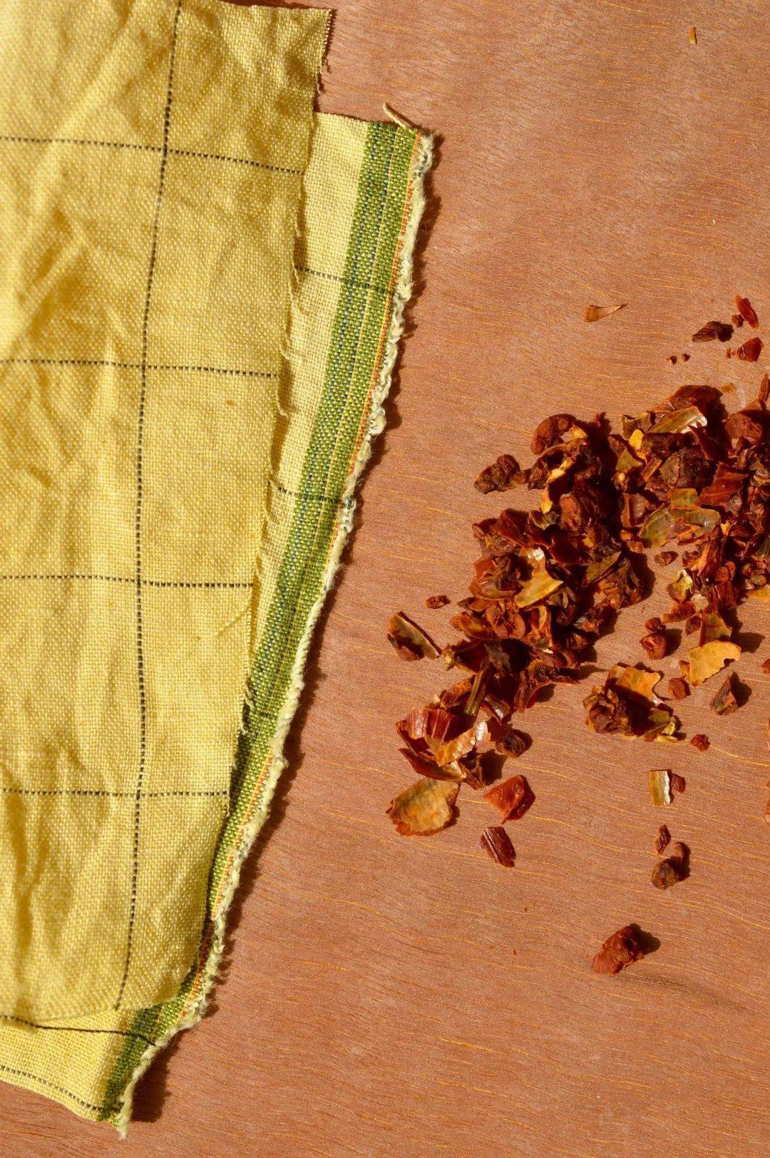 在《天工开物》中,记载了好几种黄栌染色法,如果直接煮水薄染,得到的