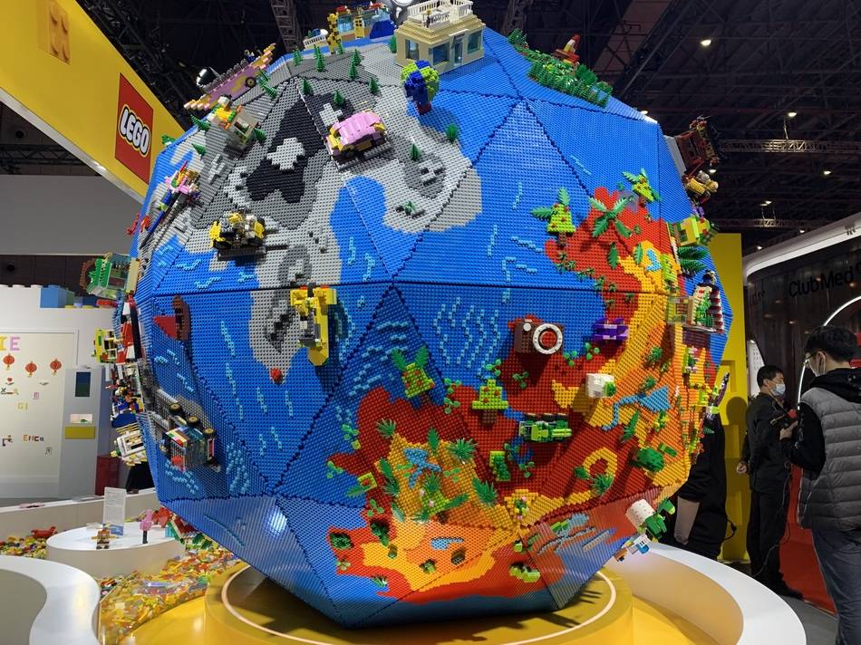 "乐造星球"亮相进博会,由62750块乐高积木组成