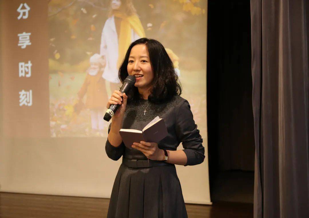 既有不少全勤的老同学,更有许多初来的新学员……对此,主持人jane非常