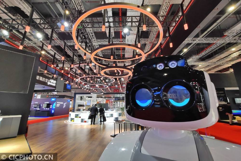 在第三届进博会上拍摄的意柯那汽车展位.cicphoto/唐克 摄
