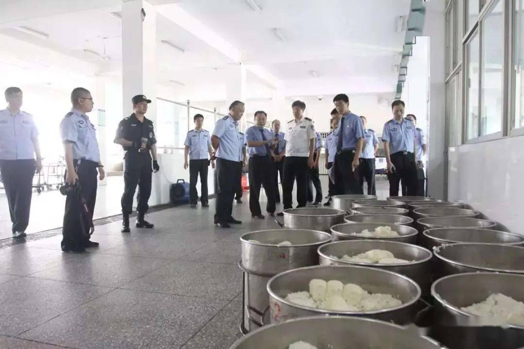 黑老大的"监狱江湖":狱中喝酒赌博发朋友圈,行贿获减刑