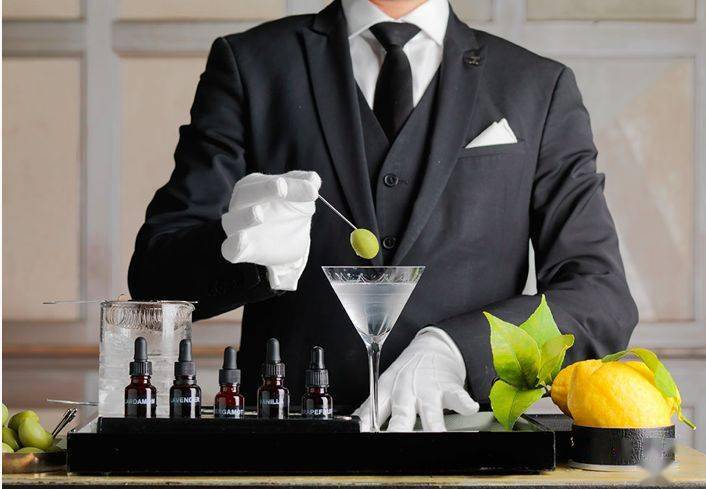 常规操作是从酒单上直接点,然后调酒师可能会再问一句"偏干还是偏湿