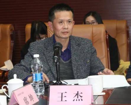 荆门市供水总公司党委书记,总经理陈永根介绍公司创建"微服务"品牌