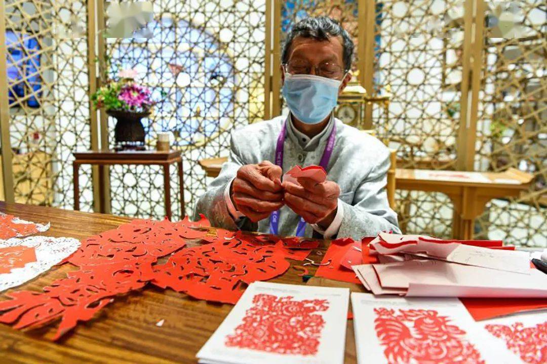 非遗撕纸玩出花可爱熊猫带回家进博30秒