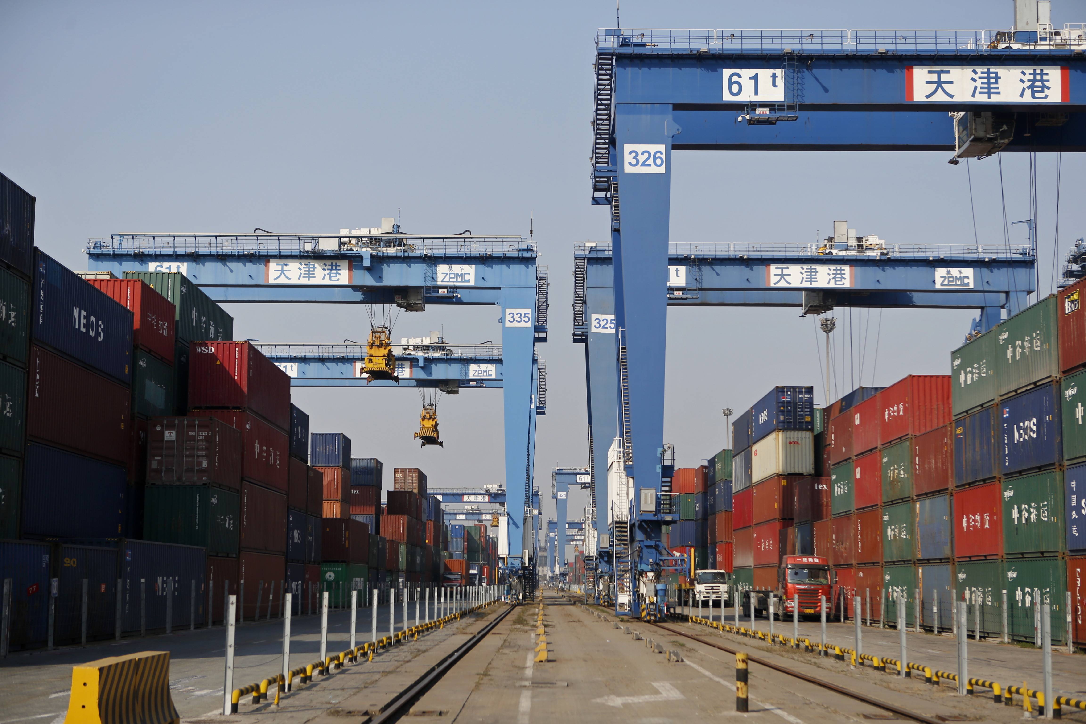 丁洪法 摄11月4日,一辆货车在天津港东突堤码头智能解锁站内解锁