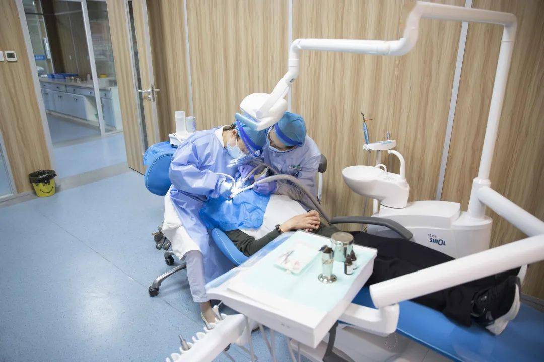 请您关注ems喷砂洁牙喷走牙垢更光洁总院口腔科引进瑞士ems喷砂洁牙机