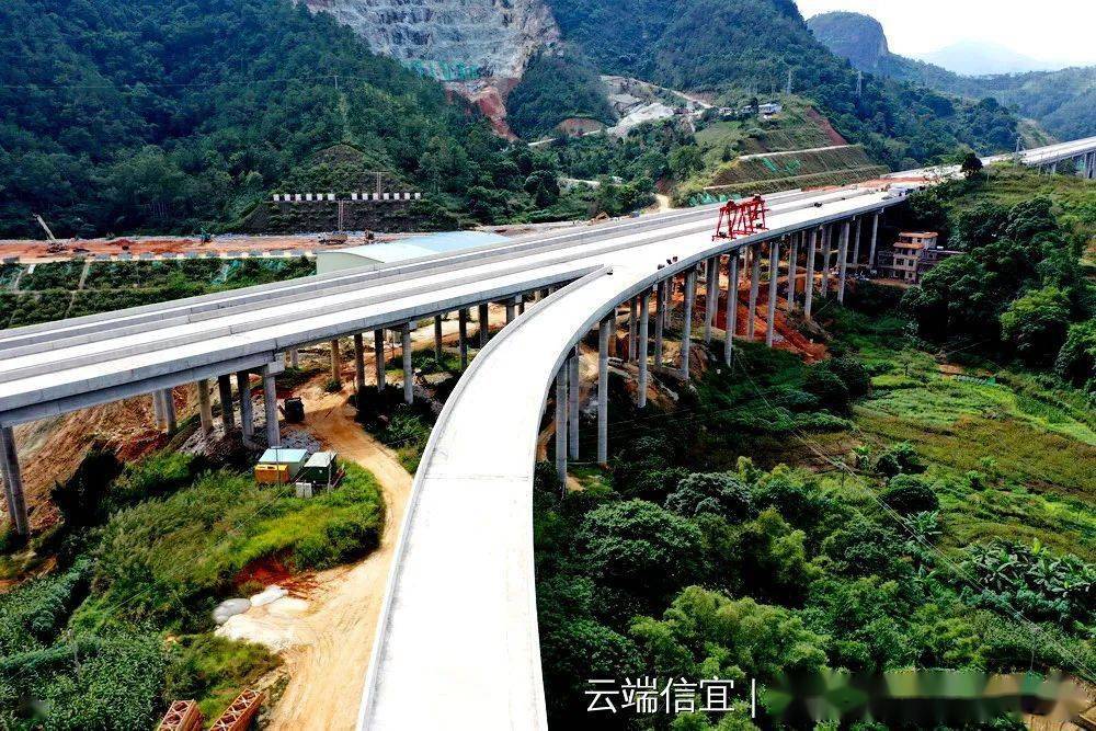 信宜平塘:云茂高速飞架山间 秋色尽染美不胜收