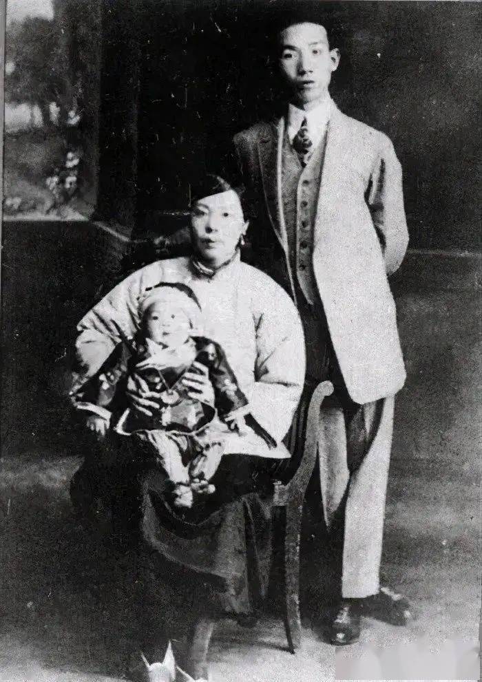 这当然是包办婚姻,爱情的命运与鲁迅,郭沫若相仿,所不同的是郁达夫对