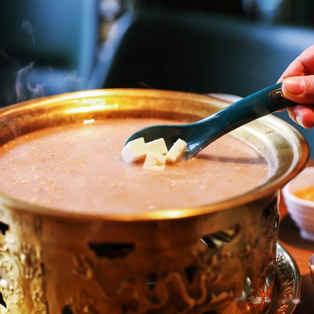 既然来吃内蒙菜,【内蒙奶茶】一定要尝尝这一铜锅可是够横哈哈哈!