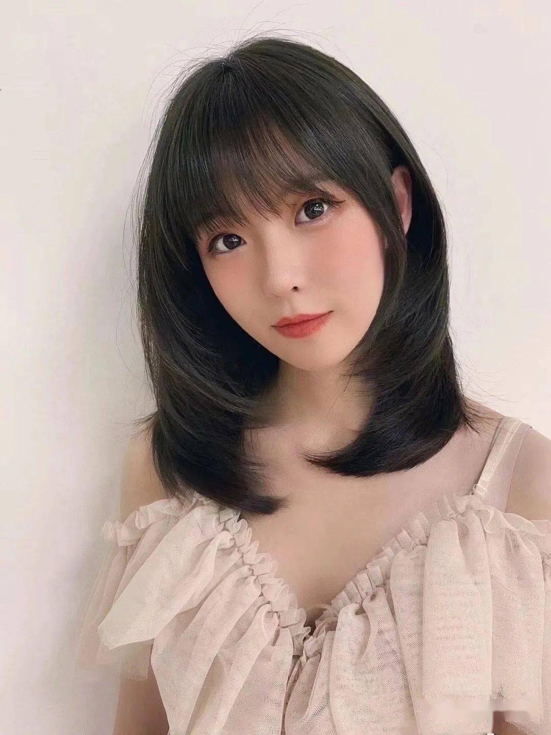 让它呈现出弧形,有修饰脸型的效果整个发型显得非常的减龄,超好看