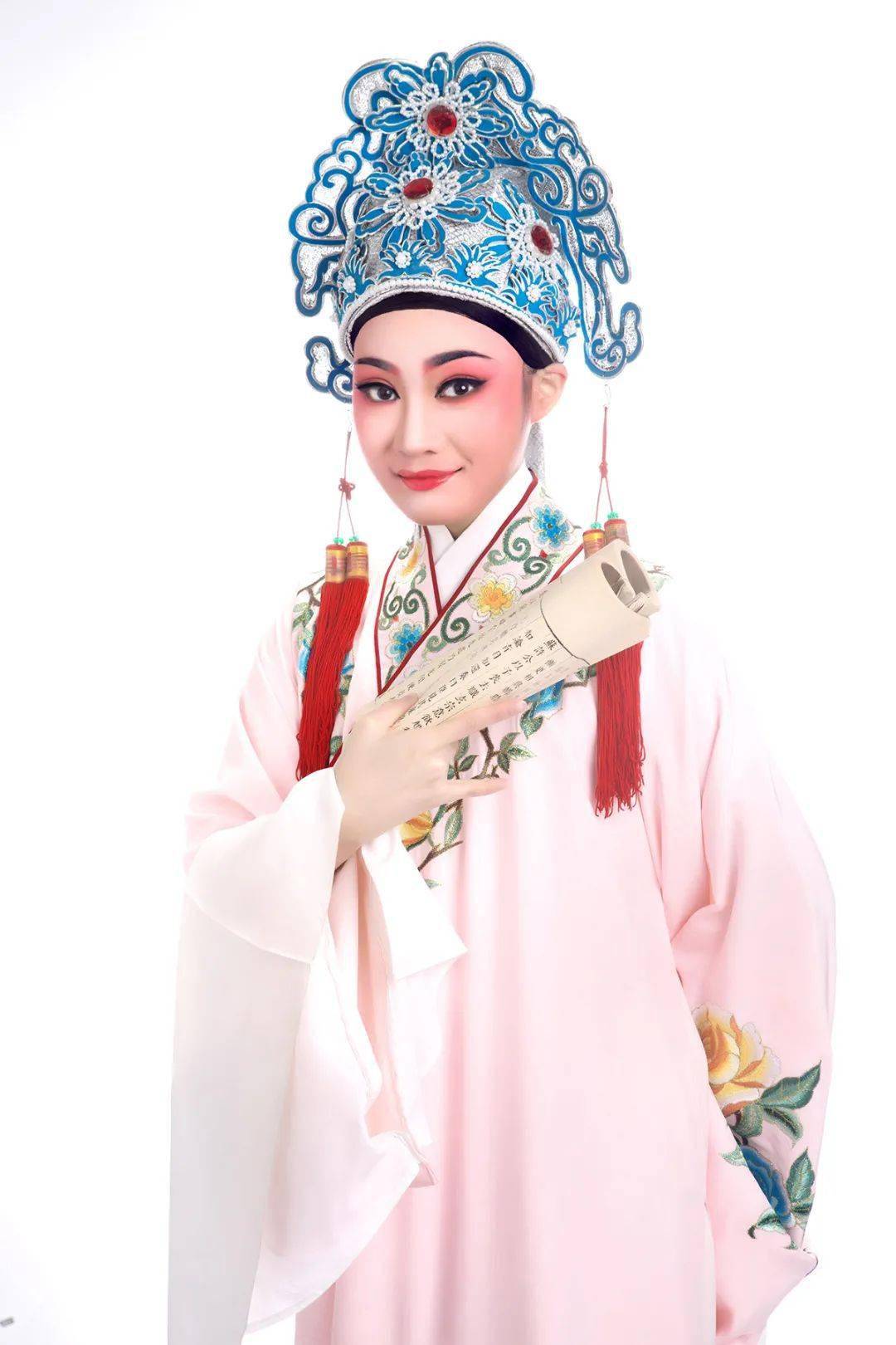 工花旦,承傅(全香)派,师从著名演员陈颖,先后受教于著名演员胡佩娣