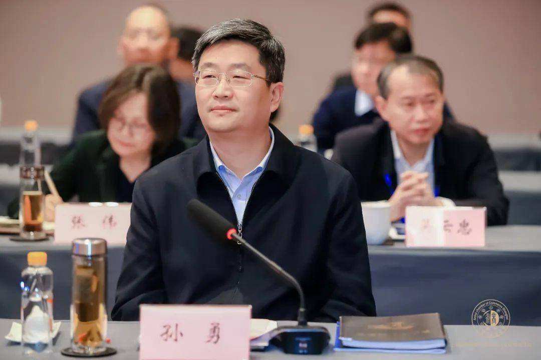 市委副书记,市长孙勇介绍,必须一手抓传统产业改造提升,一手抓高新