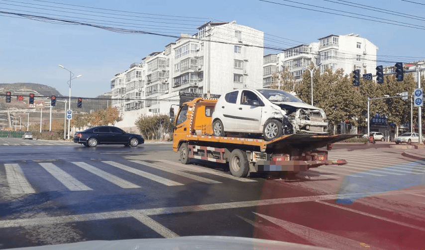 峰峰昨天發生的車禍可不止一起思車追尾逆行碰碰車