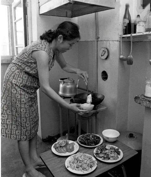 80年代老照片:一位家庭主妇炒出了菜.