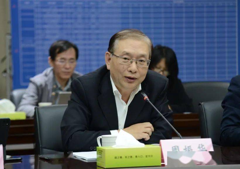 镇党委书记邵世志,党委副书记,镇长蔡笑峰出席会议并讲话,镇党委中心