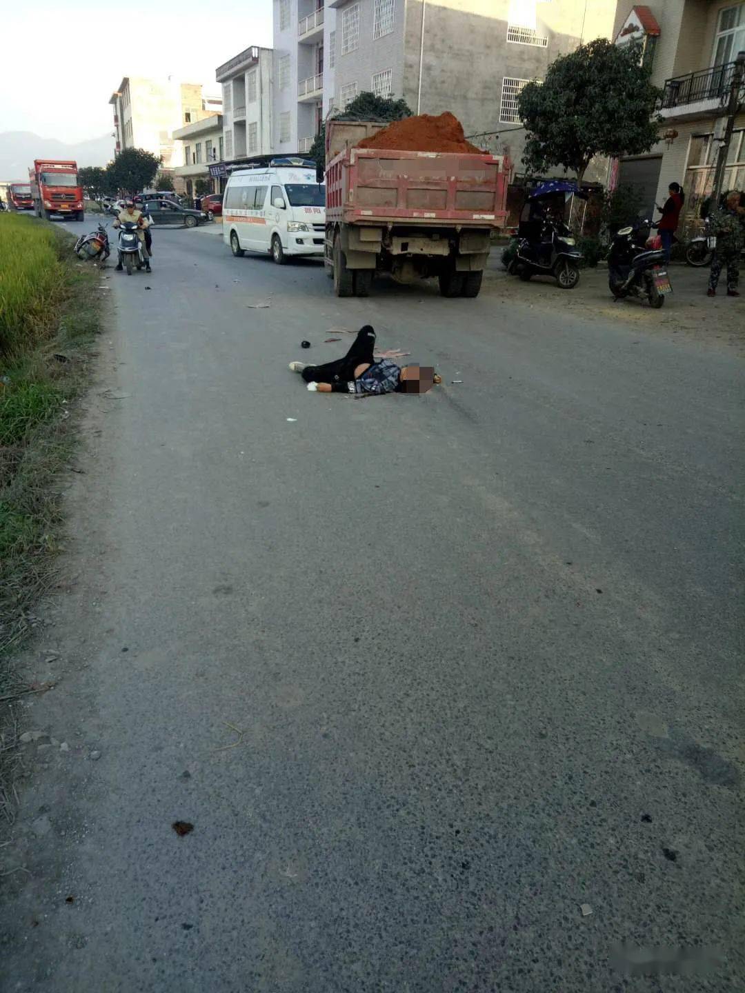 出事了新寧江黃公路發生車禍一騎摩托的小孩不幸殞命馬路