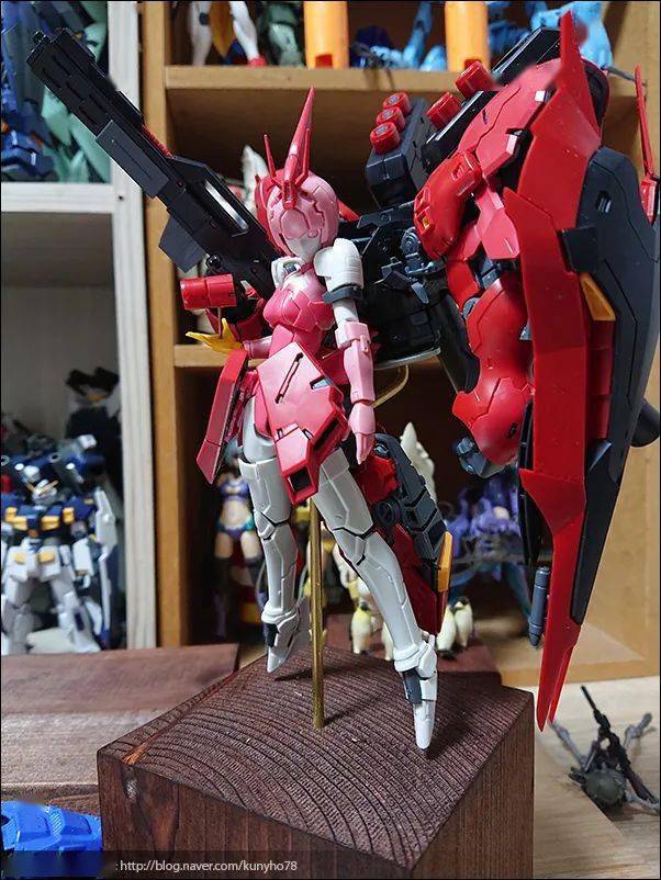 塑造这样一个真红有角机娘,沙扎比的武器和背包也达到了保留