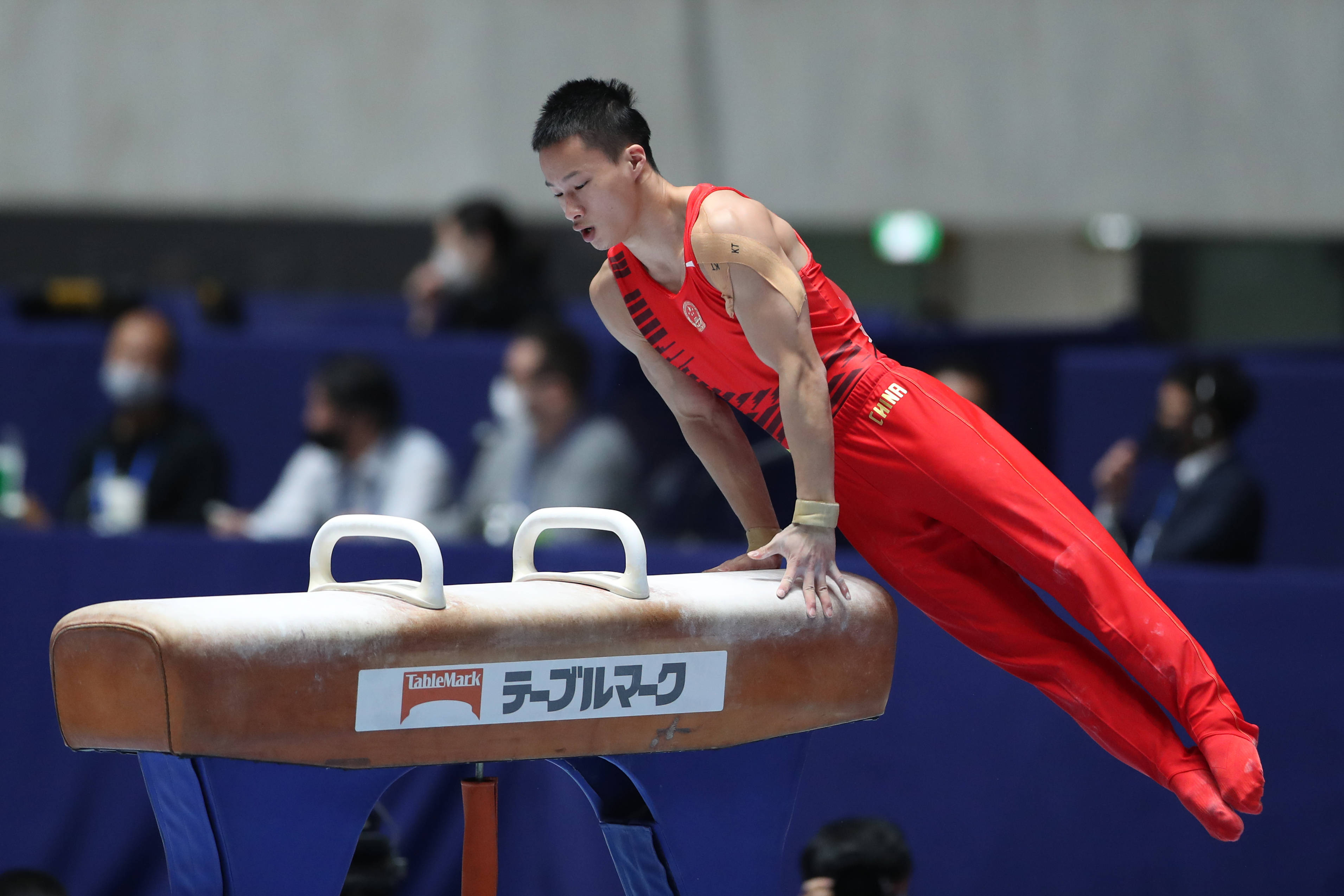 11月8日,团结队中国运动员尹德行在鞍马比赛中.