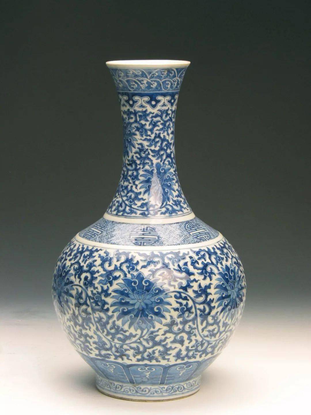 青花抹红云蝠瓶清仿万历款五彩红龙花觚清乾隆款粉彩镂空三友转心瓶清