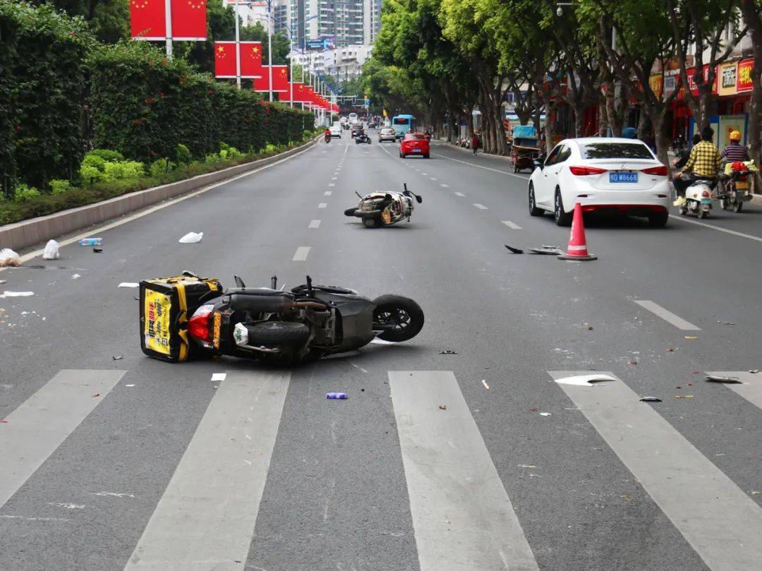 【梧州】交警提醒:变道不注意,人车都受伤!