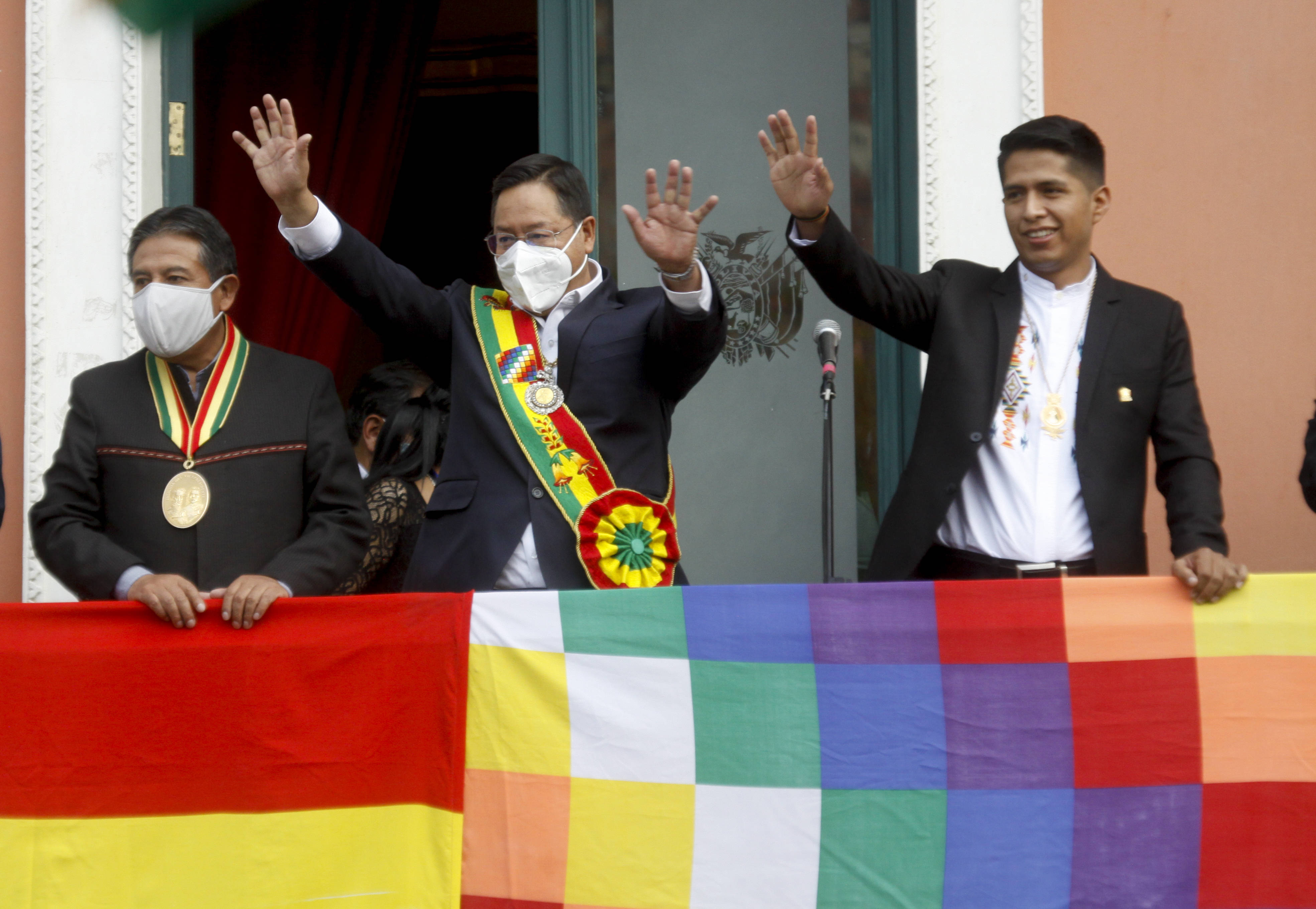 11月8日,在玻利维亚拉巴斯,玻利维亚当选副总统戴维·乔克万卡(前右)