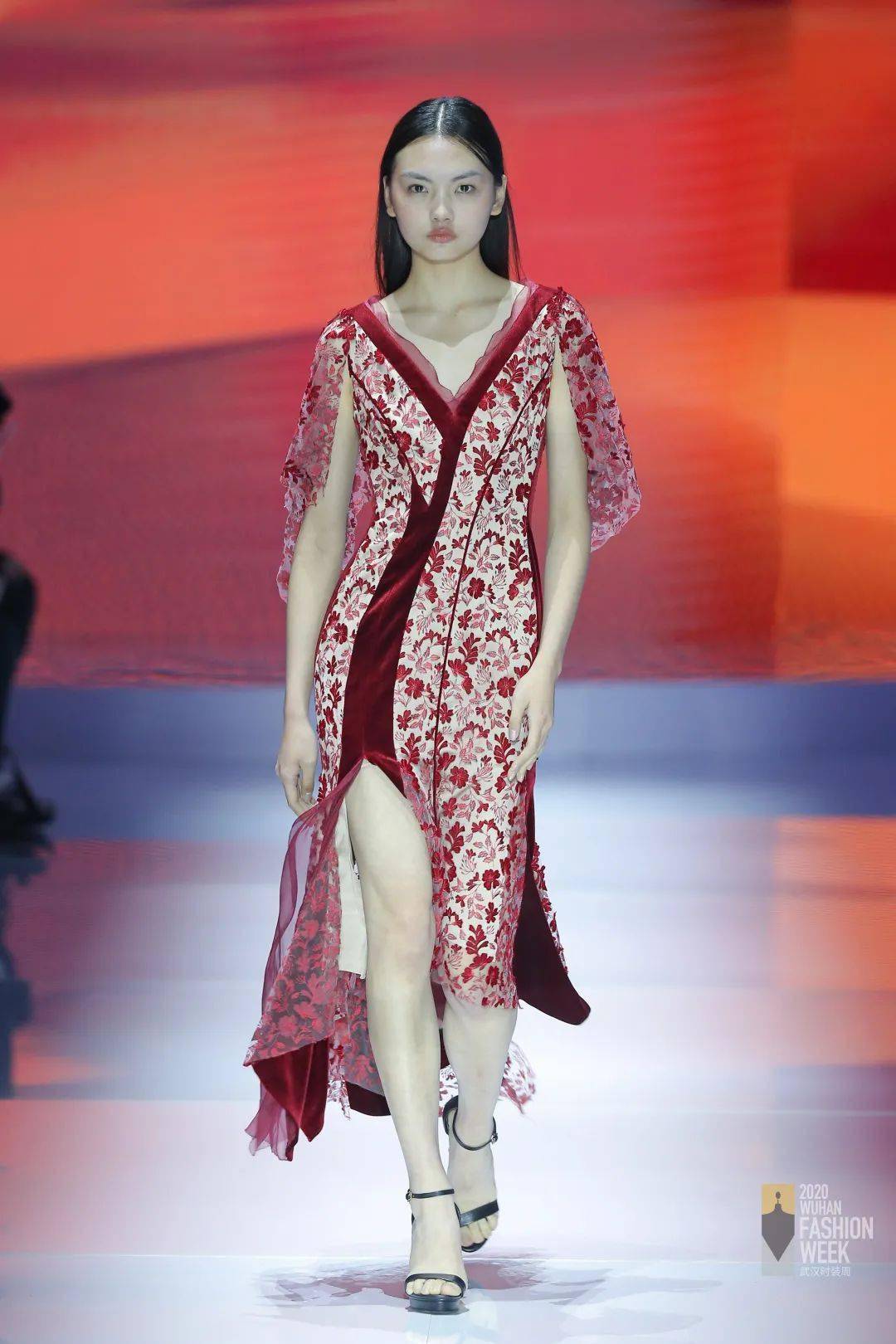 以时装为名爱尚武汉东方宾利40名模助阵2020武汉时装周开幕大秀