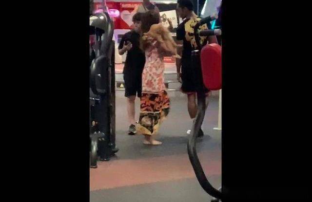 女子全裸大闹健身房30分钟,大尺度画面流出_手机搜狐网