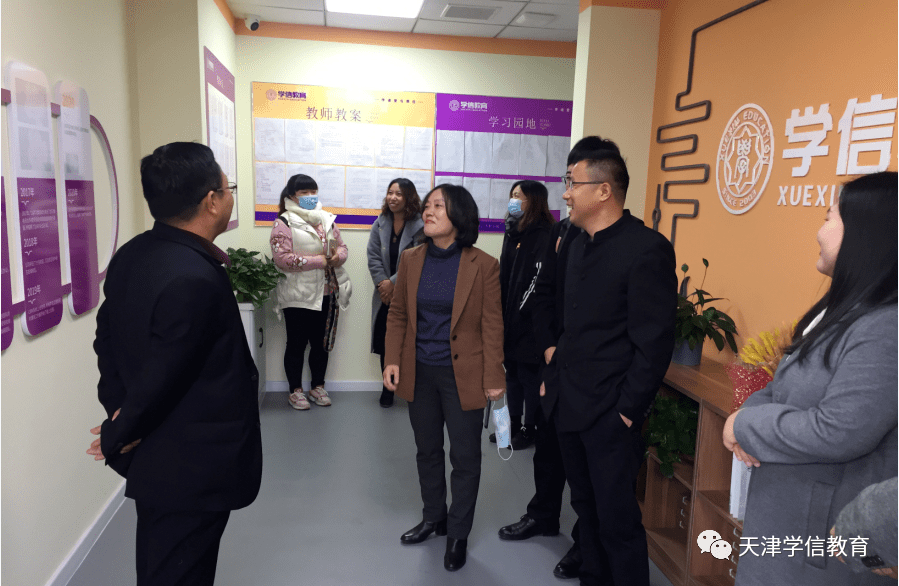 赵永明校长带领段素菊副总裁一行人参观了校区的布置,大家对学信的