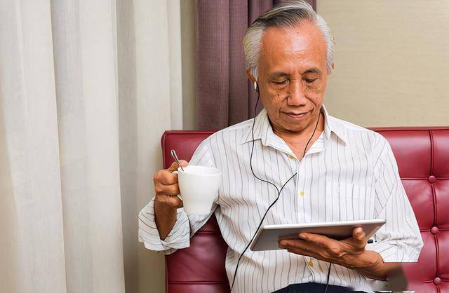 老年低头族成时代新趋势关注3点让老人活得更精彩