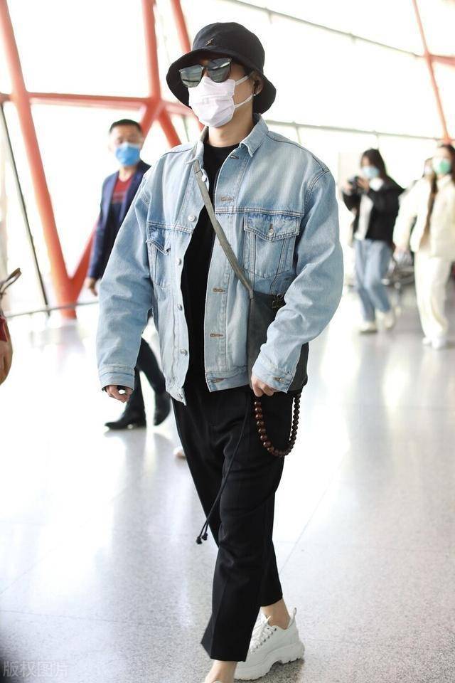 孟鹤堂渔夫帽墨镜现身机场超低调,牛仔外套内搭黑色套装衣着朴实