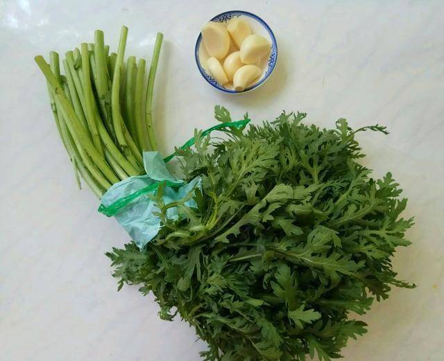 古时候这菜是"皇帝菜",现在普通又常见,2块钱1斤,润嗓止咳