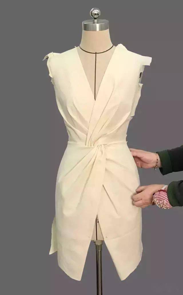 两种褶裥交叉(扭结结构)连衣裙-立体裁剪步骤教程