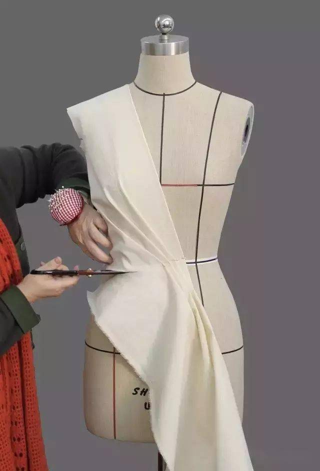 两种褶裥交叉扭结结构连衣裙立体裁剪步骤教程