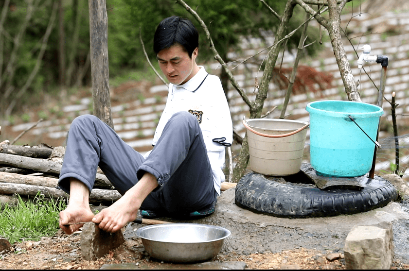 无臂小伙用脚开网店做短视频直播卖农产品创收百万