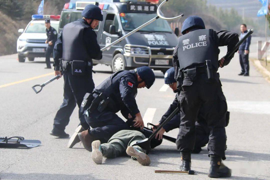 西吉火石寨景区2名"暴徒"开车冲撞,手持刀斧,追砍群众