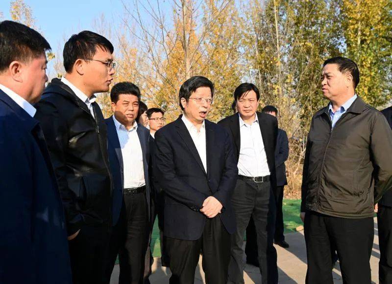 11月9日下午,市委书记钱三雄带领有关负责同志就环城公路建设和拆迁
