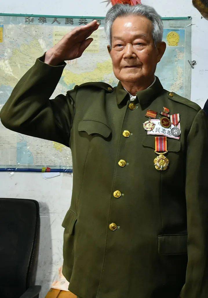 抗美援朝老战士杨祖连虽已是87岁高龄,杨祖连依然身姿挺拔,耳聪目明