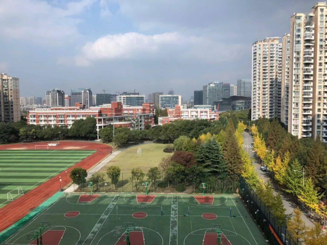 天山初级中学校园景色秋意浓,时光不老,秋风不燥,阳光正好.