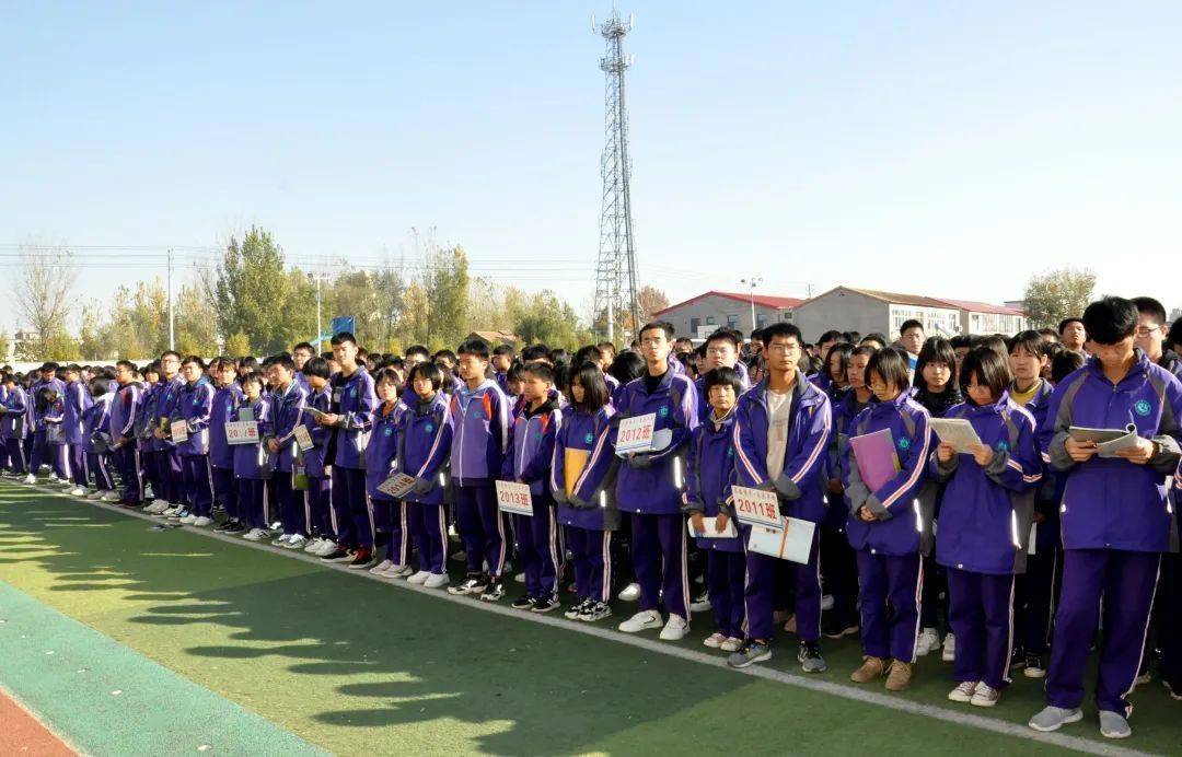 邱县一中举行10月份考核"先进班级体"和星级文明宿舍表彰仪式