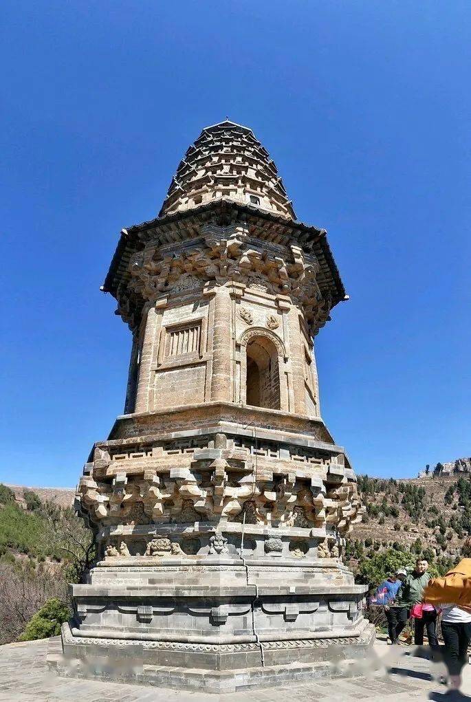 龙宫山庆华寺据现存碑文记载,该寺始建于汉代,原寺院占山地数百亩,有