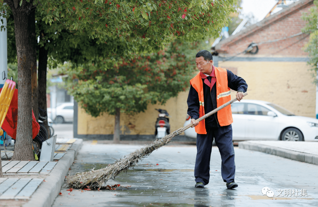 身边|淮北六旬老人甘当义务保洁员 守护美好家园_郝朝芝