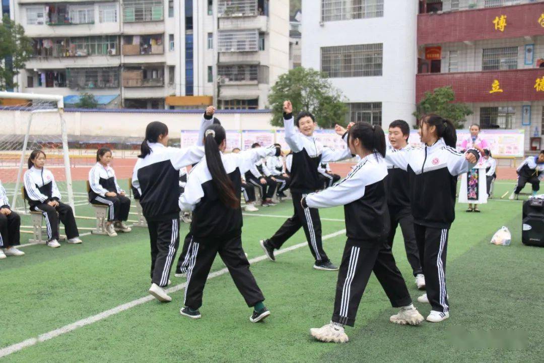 校园风采石堤中学摆手舞儿跳土家歌儿唱