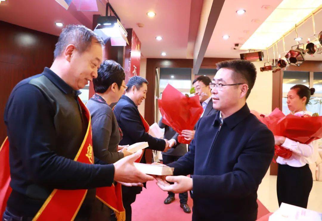 我市举行机关事业单位干部荣退仪式