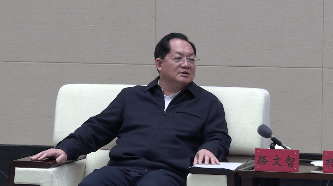 市委常委,副市长方灿芬,深圳市人大常委会秘书长石岗等参加会议