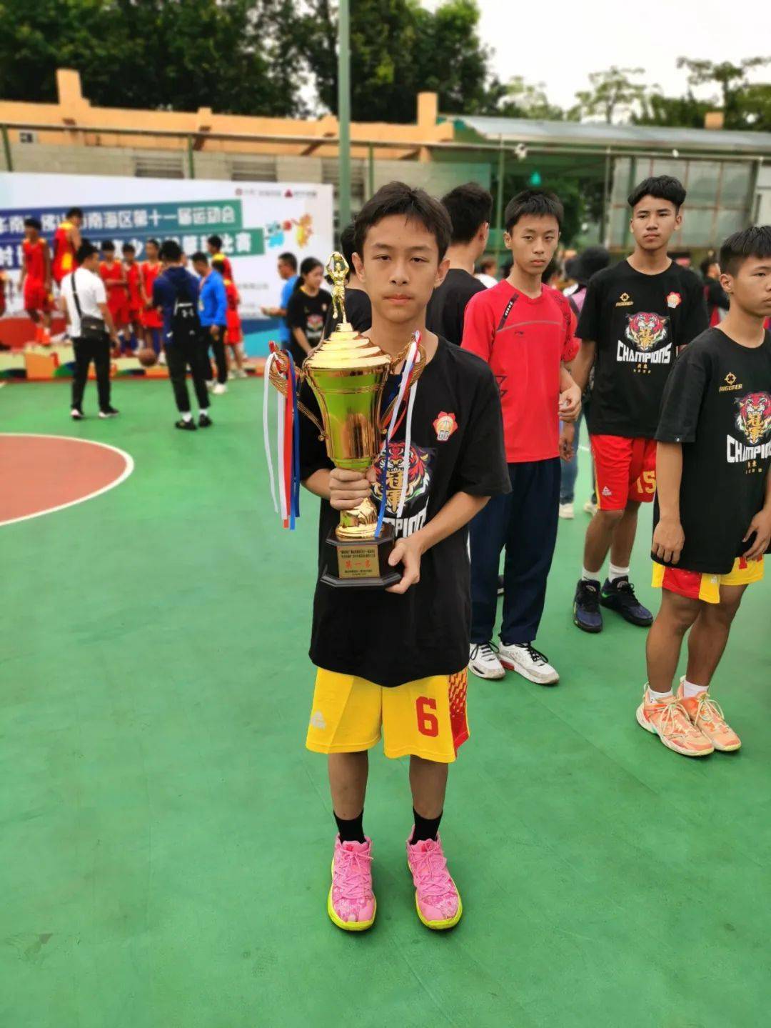 自助教育助力成长篮球后浪一往无前平洲二中男子篮球队在区运会篮球